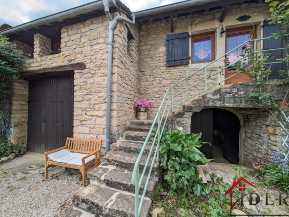 Maison de village avec dépendances et cave voutée à Arlay