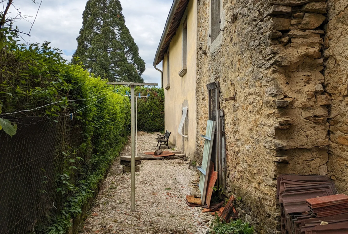 Maison de village avec dépendances et cave voutée à Arlay 