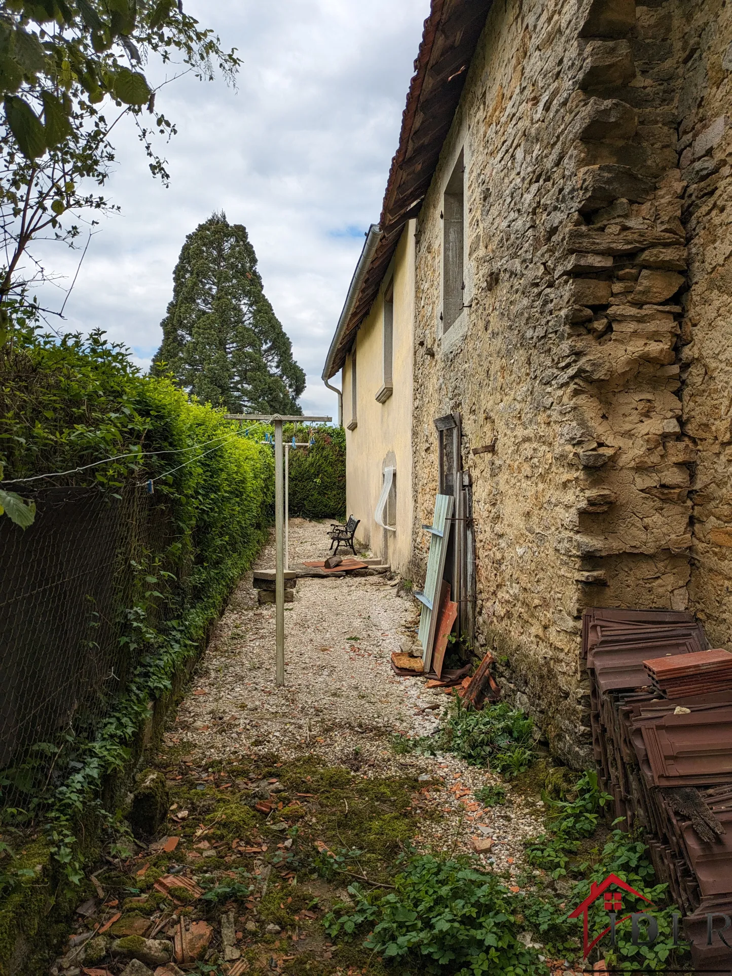 Maison de village avec dépendances et cave voutée à Arlay 