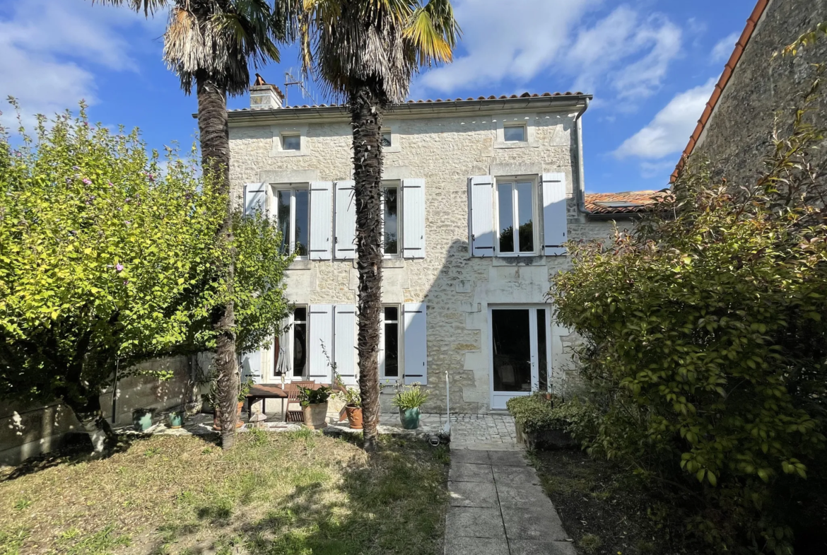 Maison à Bour Charente : Confort et Cadre Paisible 