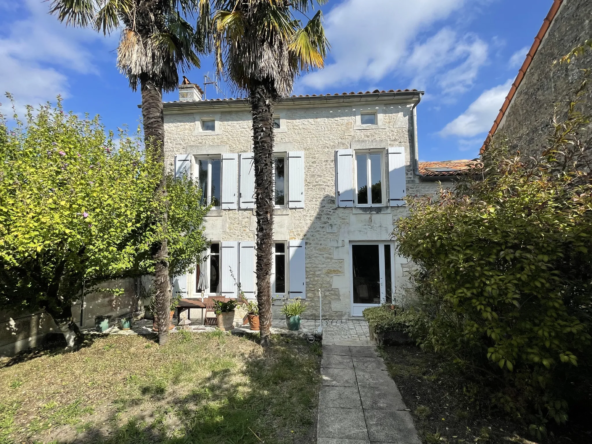 Maison à Bour Charente : Confort et Cadre Paisible