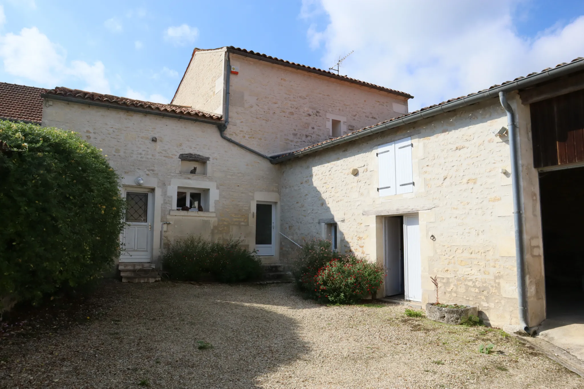 Maison à Bour Charente : Confort et Cadre Paisible 