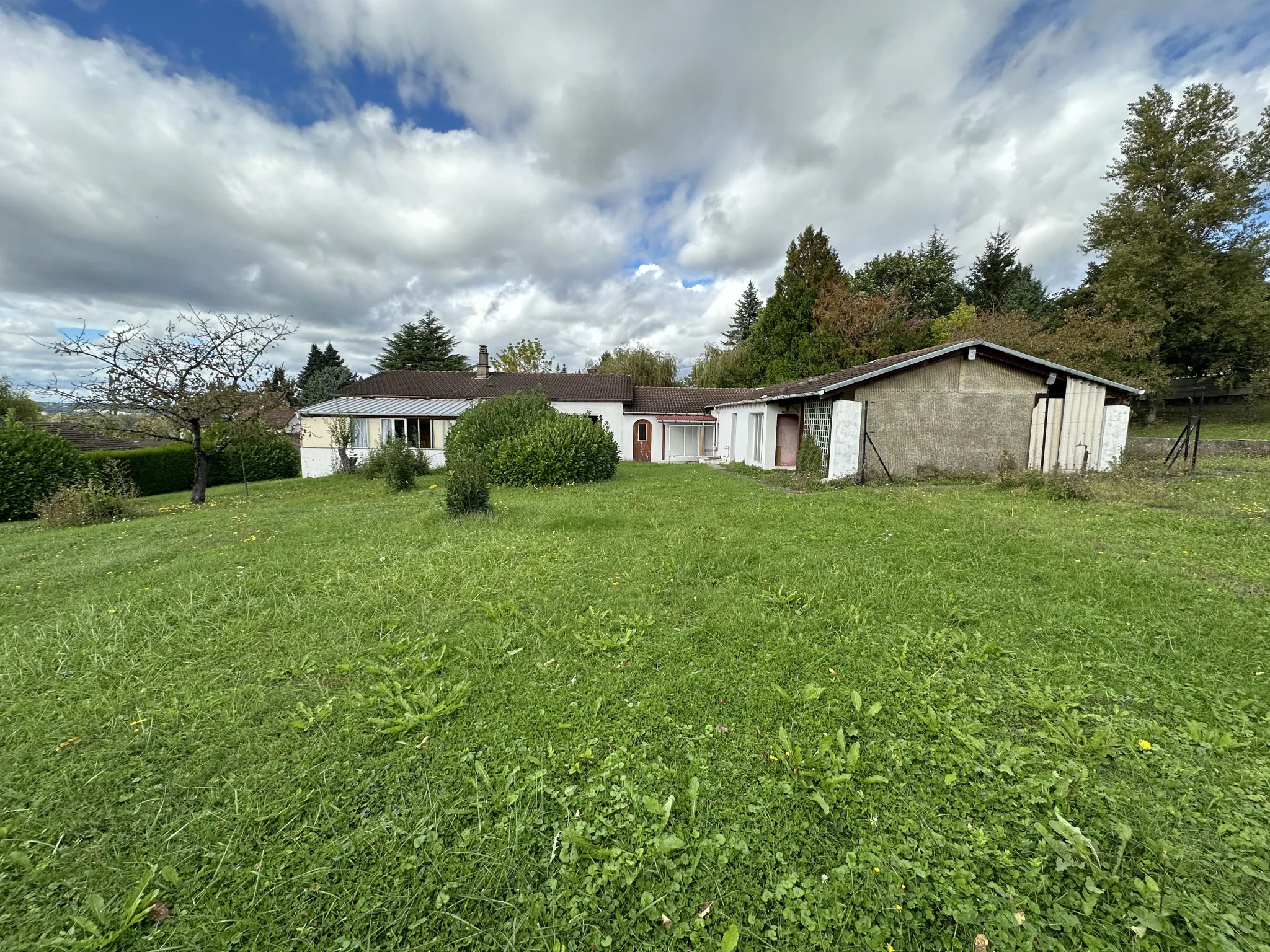 Maison de plain pied à rénover avec terrain constructible à Abrest 