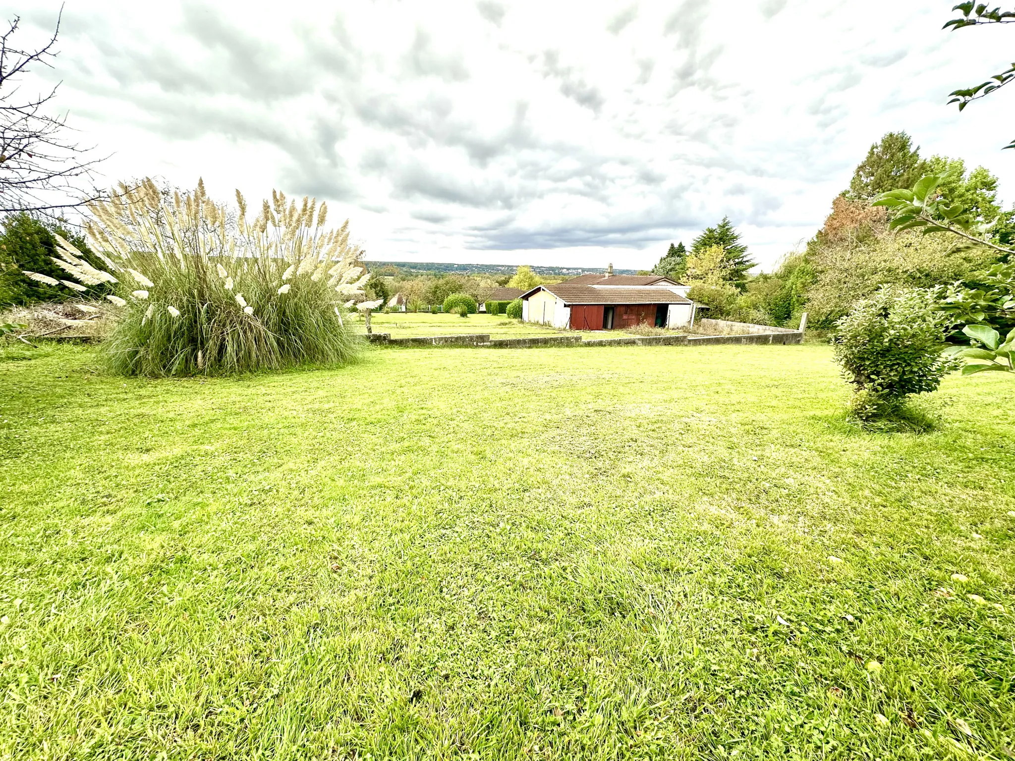 Maison de plain pied à rénover avec terrain constructible à Abrest 