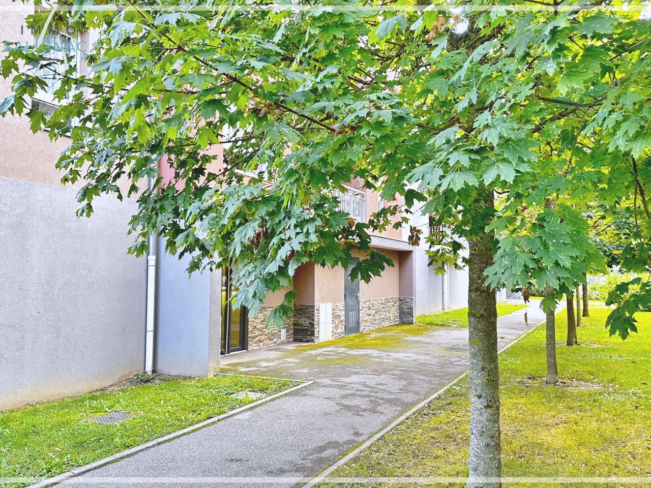 Appartement T3 moderne de 65 m² avec terrasse à Péronnas 