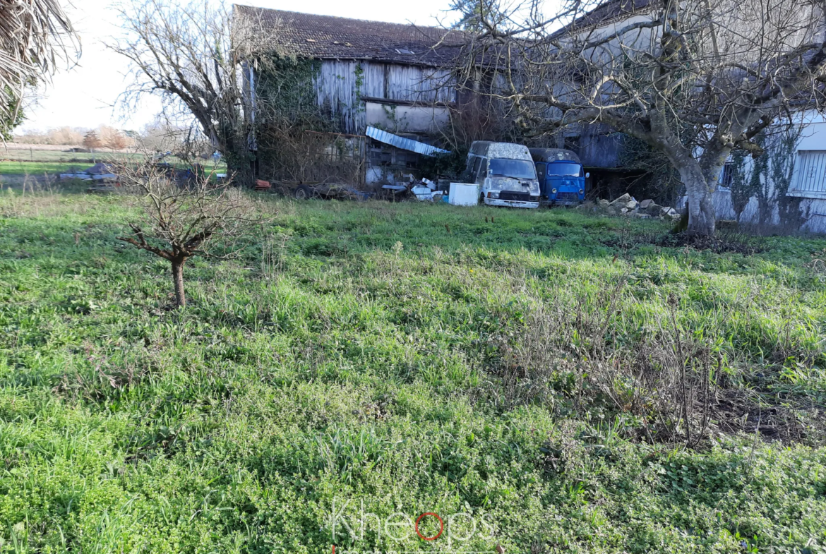 Grange à rénover entièrement + jardin à Lamothe Landerron 