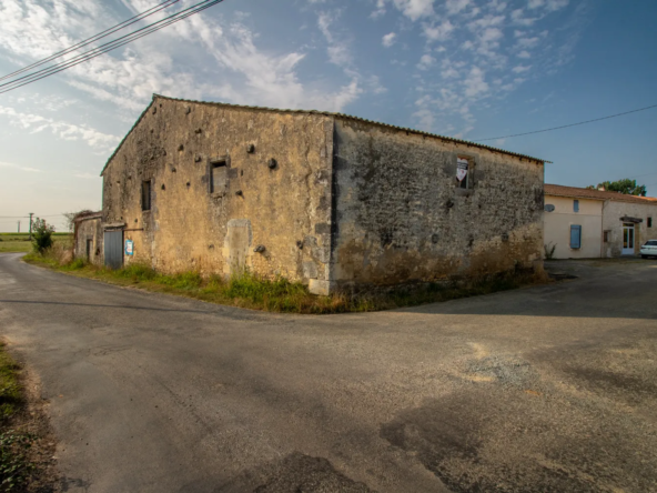 Bâtiment de 184 m2 avec jardin à Saint-Savinien