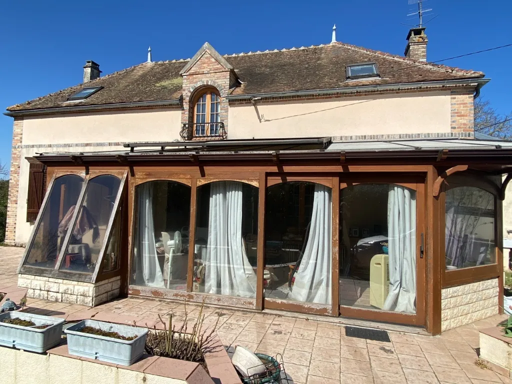 Fermette indépendante à vendre à Sergines, 3 chambres, jardin de 1277 m² 