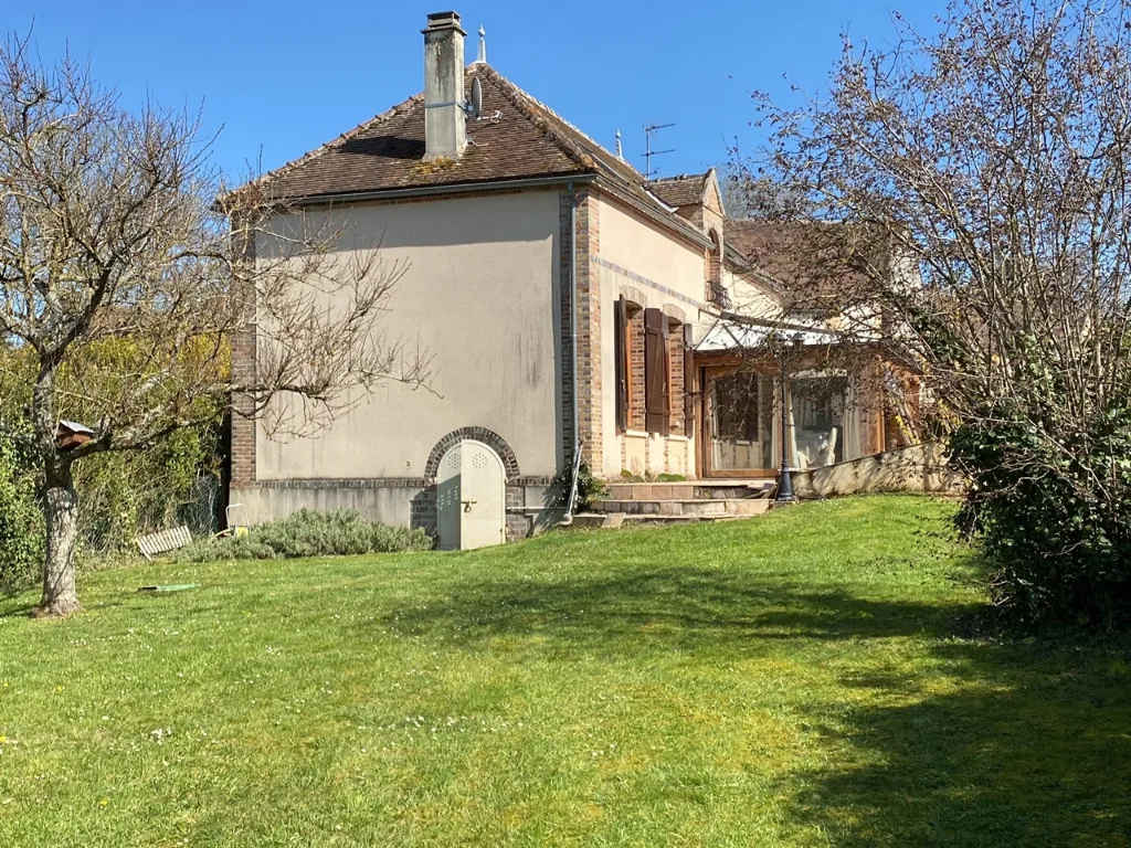 Fermette indépendante à vendre à Sergines, 3 chambres, jardin de 1277 m² 