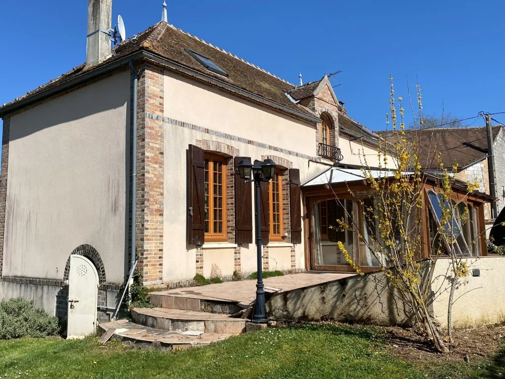 Fermette indépendante à vendre à Sergines, 3 chambres, jardin de 1277 m² 