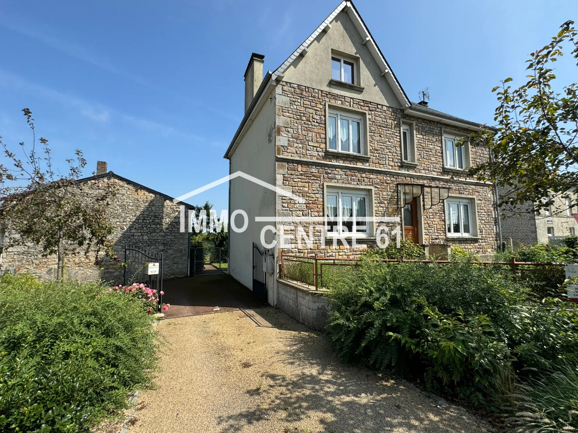 Maison de village 3 chambres et dépendances à La Ferté Macé 