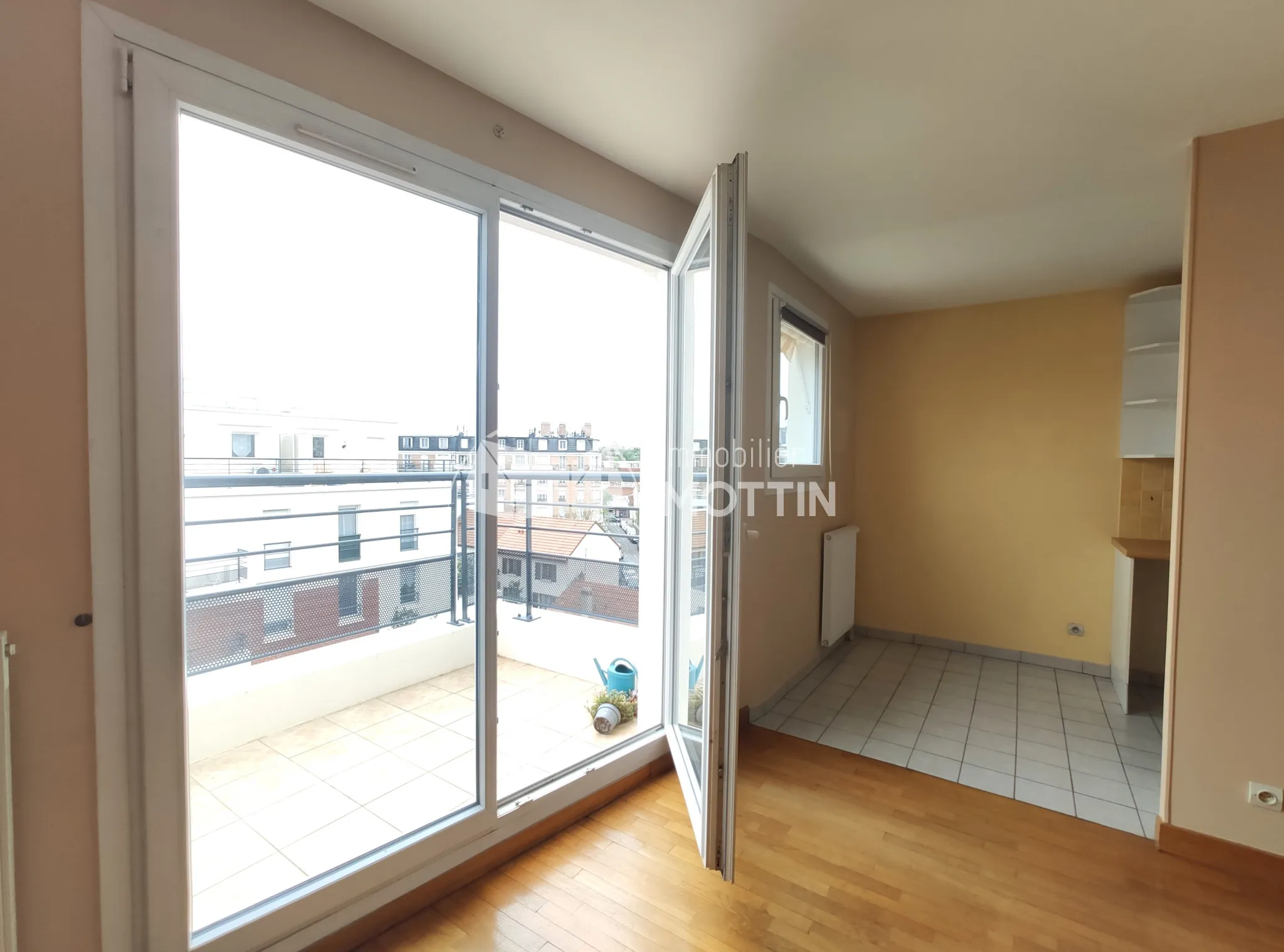 À Vitry-Sur-Seine, appartement dernier étage avec balcon à vendre 