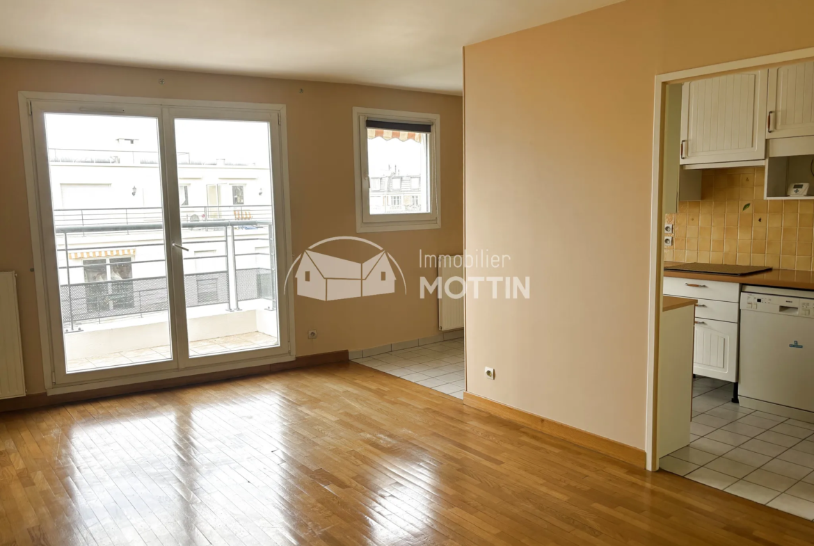 À Vitry-Sur-Seine, appartement dernier étage avec balcon à vendre 