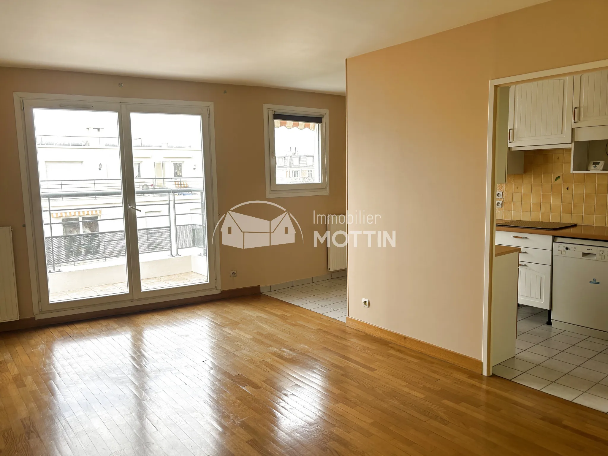 À Vitry-Sur-Seine, appartement dernier étage avec balcon à vendre 