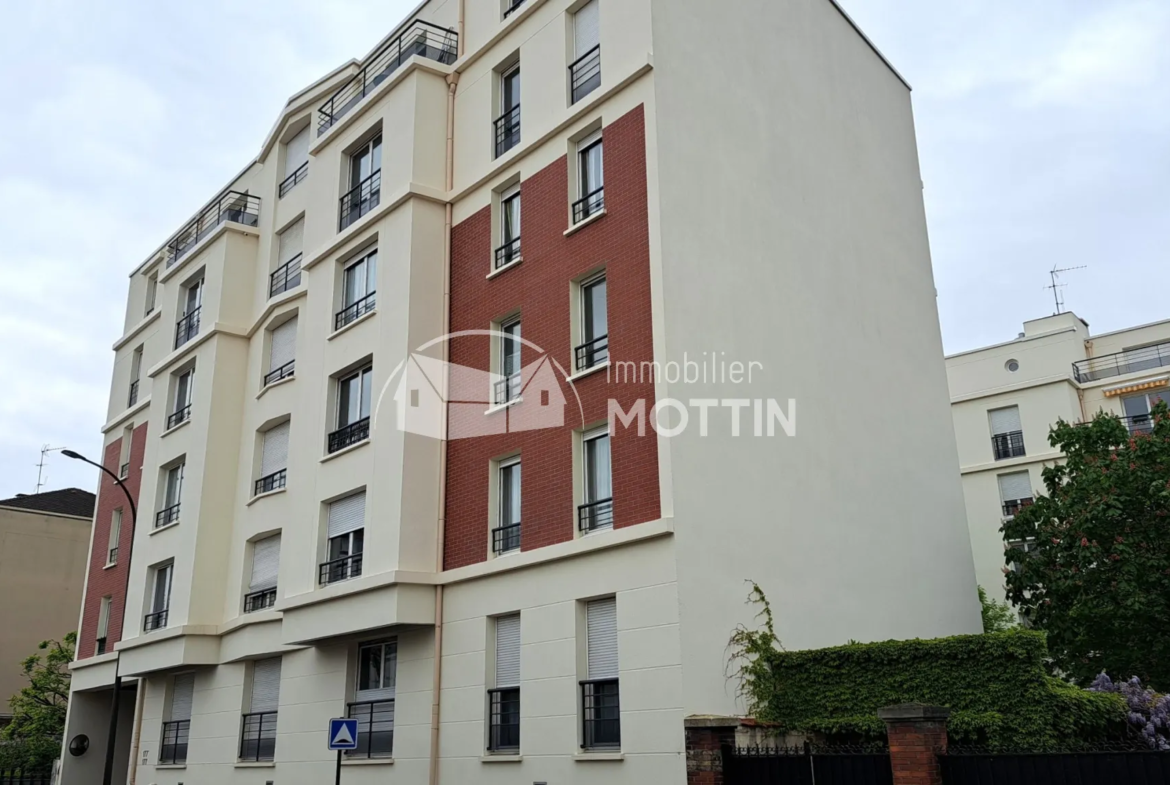 À Vitry-Sur-Seine, appartement dernier étage avec balcon 