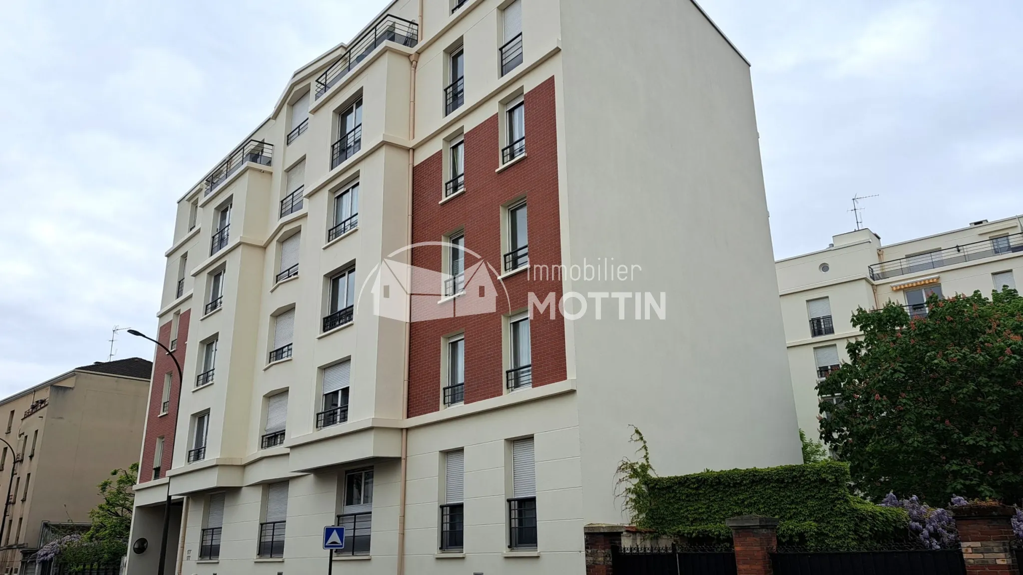 À Vitry-Sur-Seine, appartement dernier étage avec balcon 