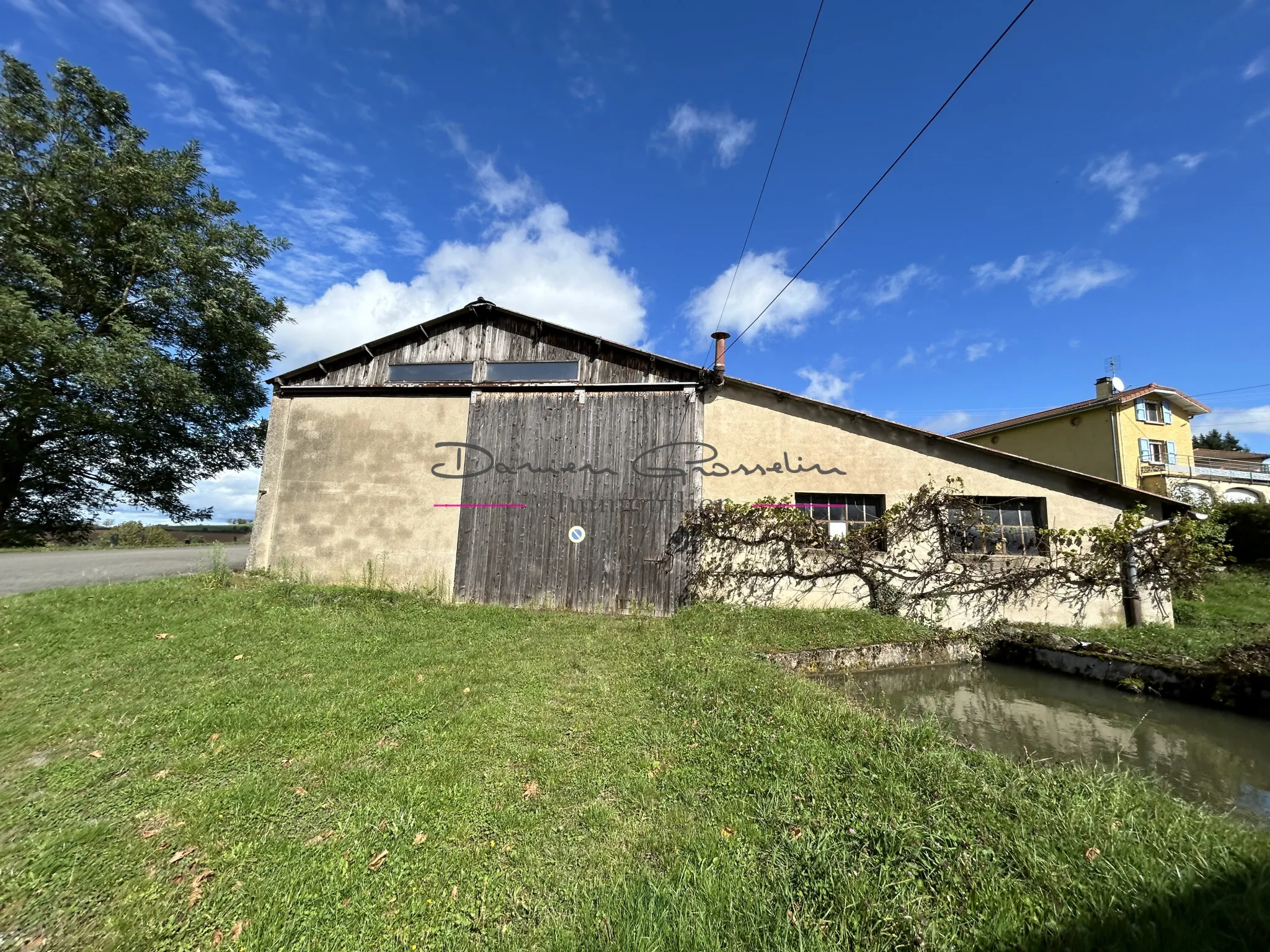 Hangar de 182 m² avec terrain de 733 m² à vendre dans la Loire 