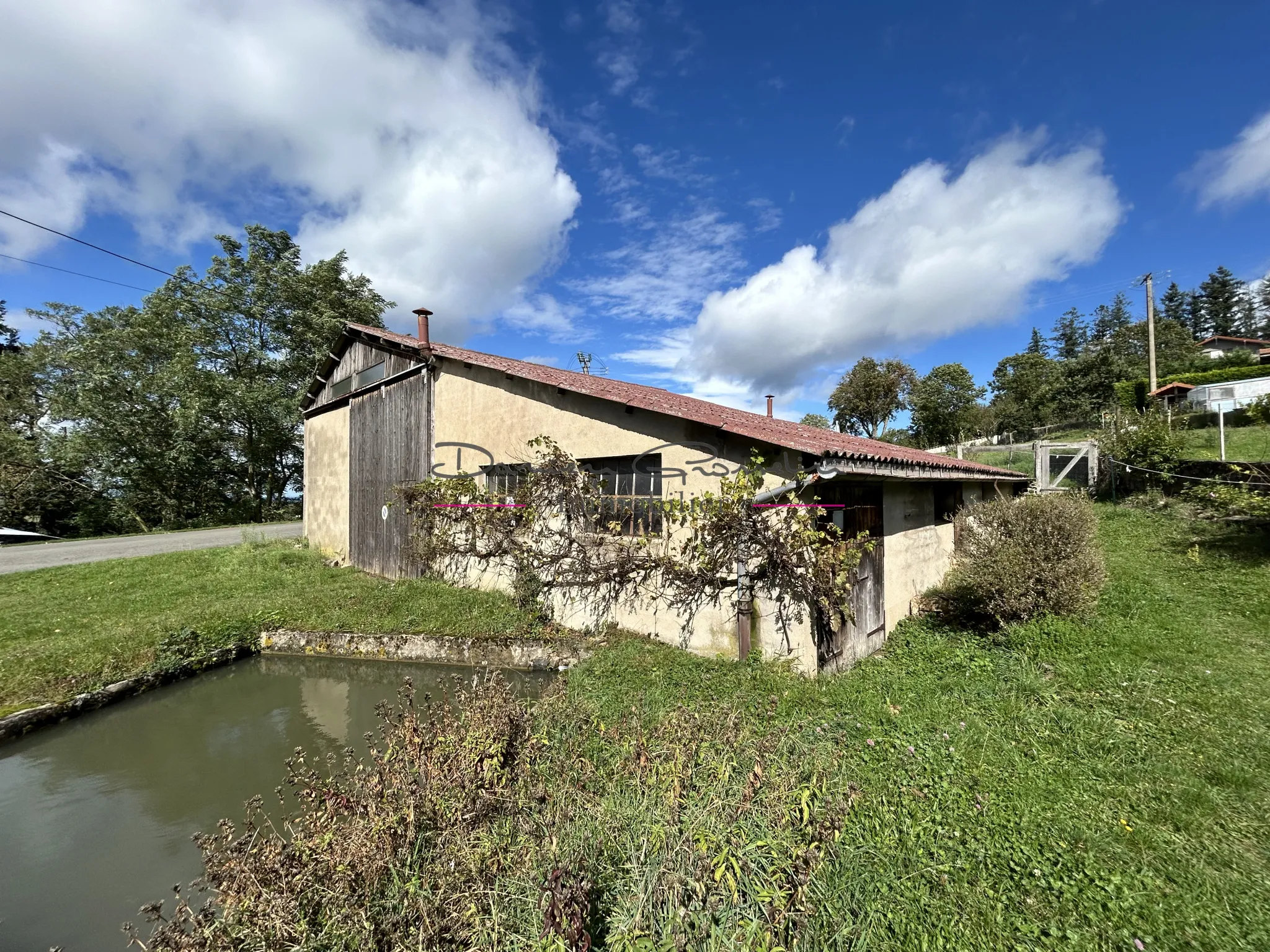 Hangar de 182 m² avec terrain de 733 m² à vendre dans la Loire 