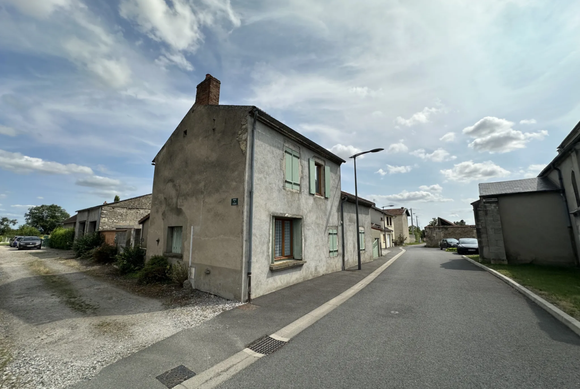 Maison à rafraîchir avec garage et jardin à Le Mayet d'École 