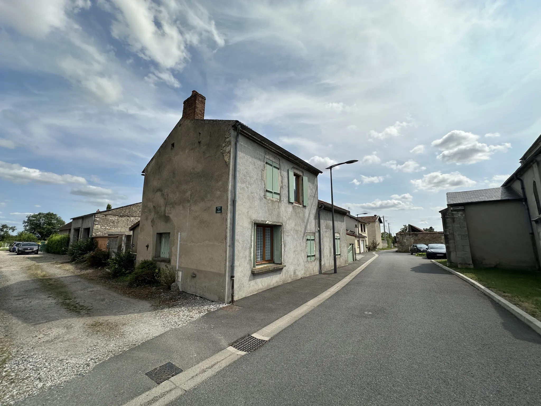 Maison à rafraîchir avec garage et jardin à Le Mayet d'École 