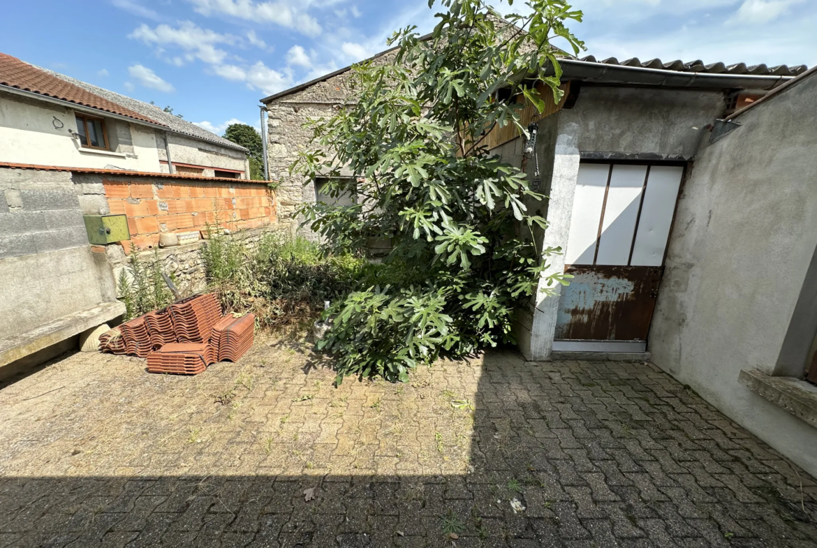 Maison à rafraîchir avec garage et jardin à Le Mayet d'École 