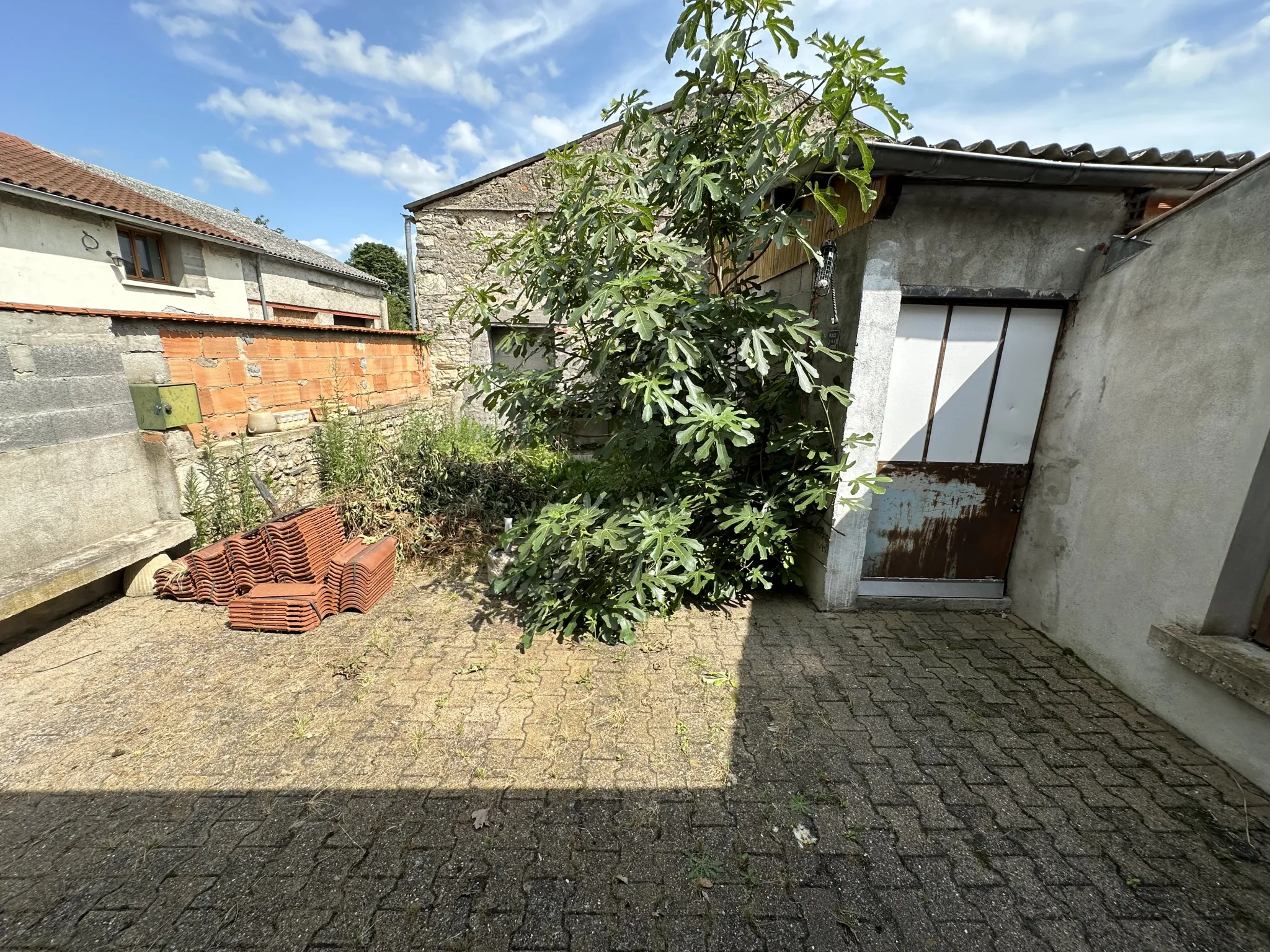 Maison à rafraîchir avec garage et jardin à Le Mayet d'École 