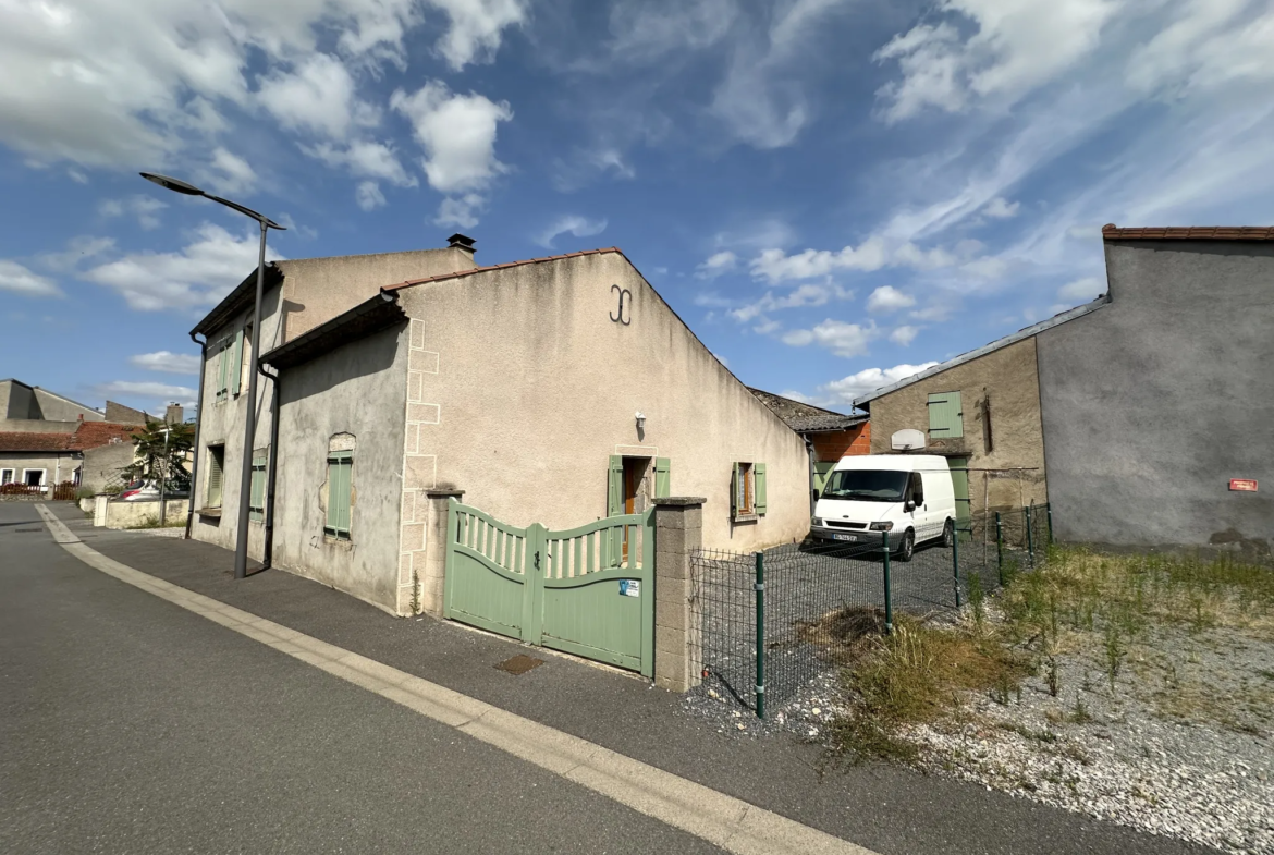 Maison à rafraîchir avec garage et jardin à Le Mayet d'École 