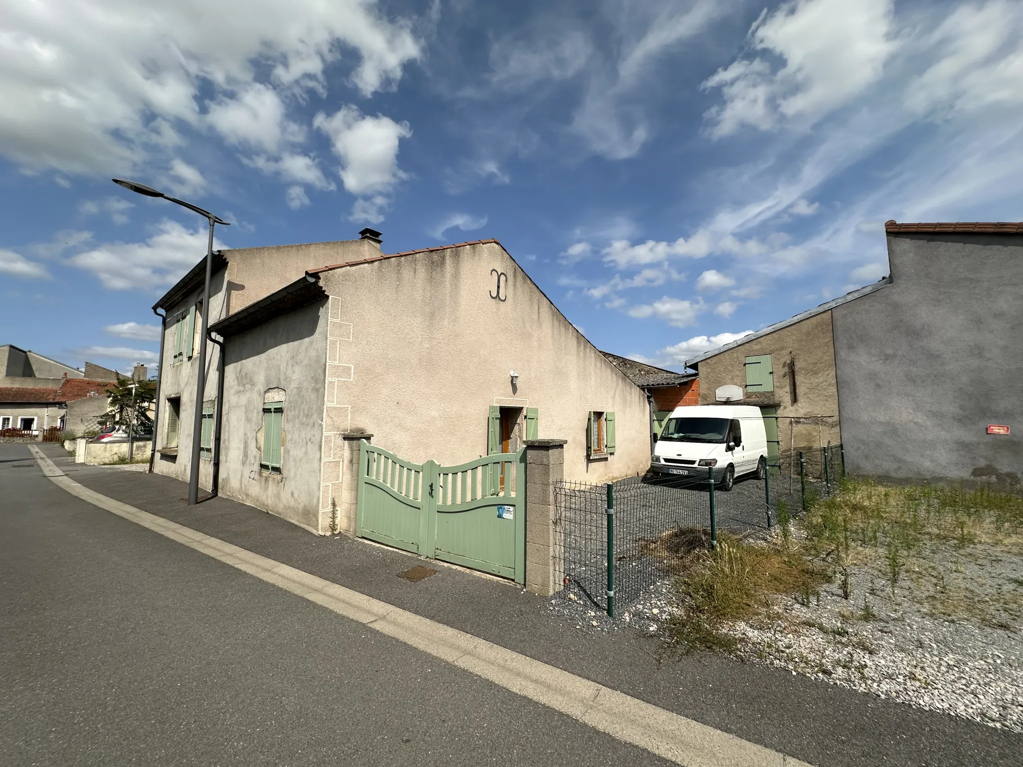 Maison à rafraîchir avec garage et jardin à Le Mayet d'École 