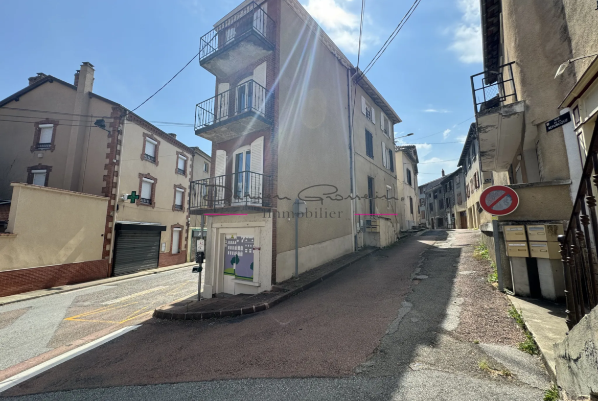 Immeuble de 4 logements et 1 local commercial à Régny 