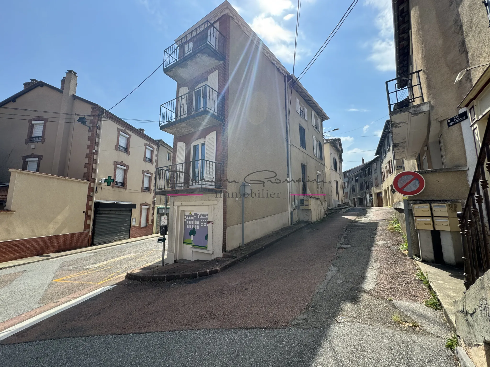 Immeuble de 4 logements et 1 local commercial à Régny 