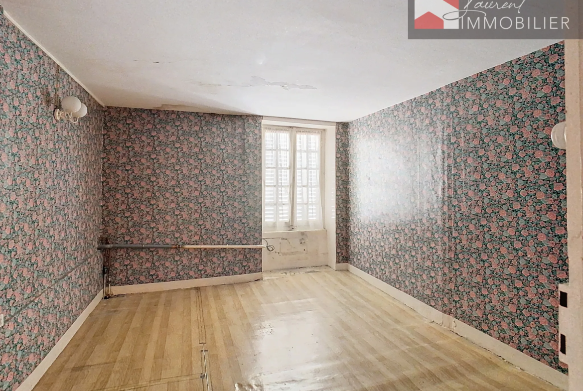 Maison ancienne de 150 m² avec 4 chambres à Pont de Vaux, cour et dépendances 