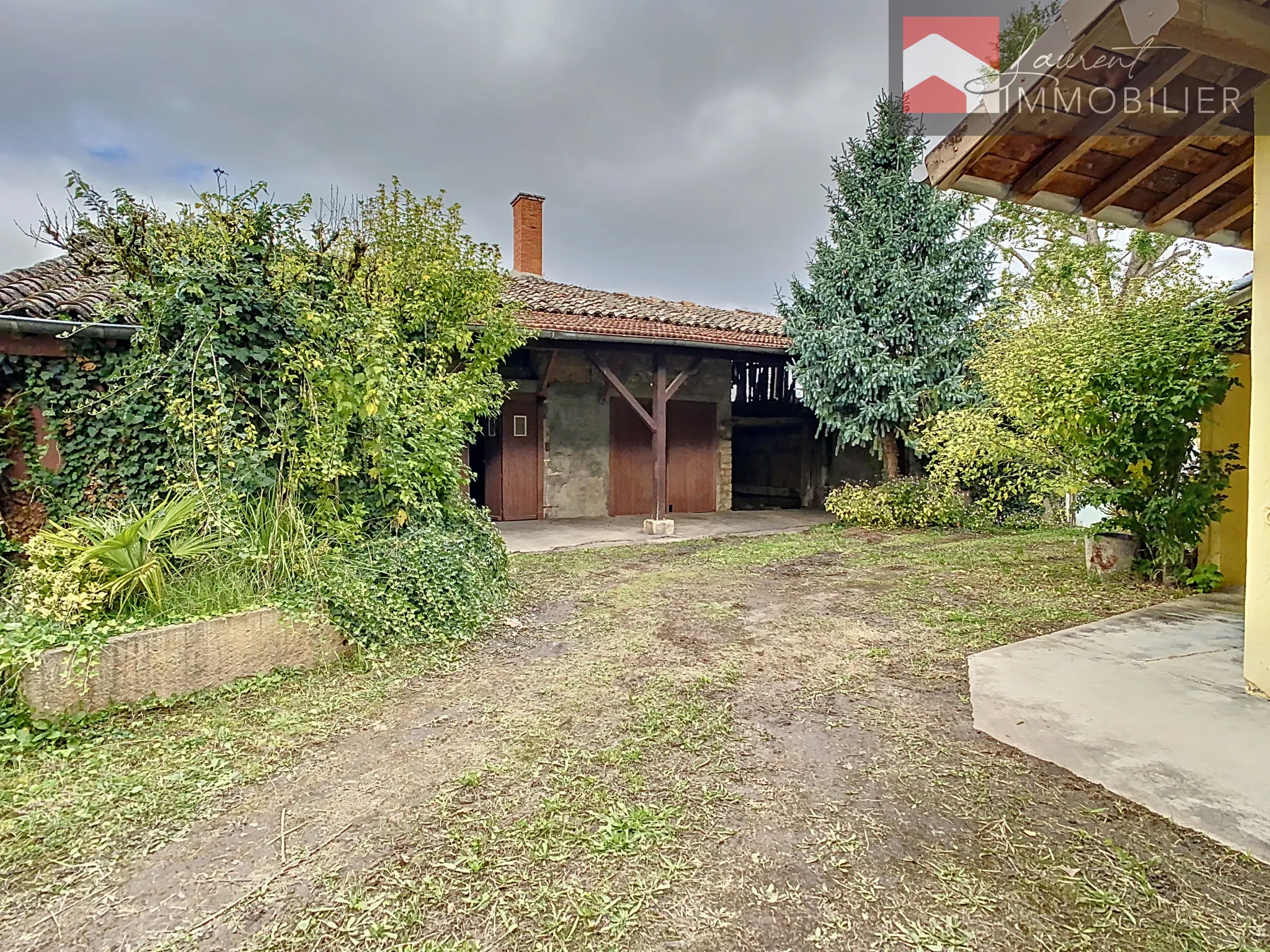 Maison ancienne de 150 m² avec 4 chambres à Pont de Vaux, cour et dépendances 