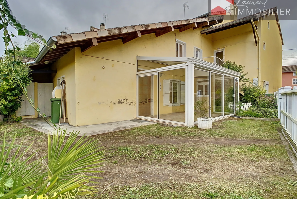 Maison ancienne de 150 m² avec 4 chambres à Pont de Vaux, cour et dépendances 