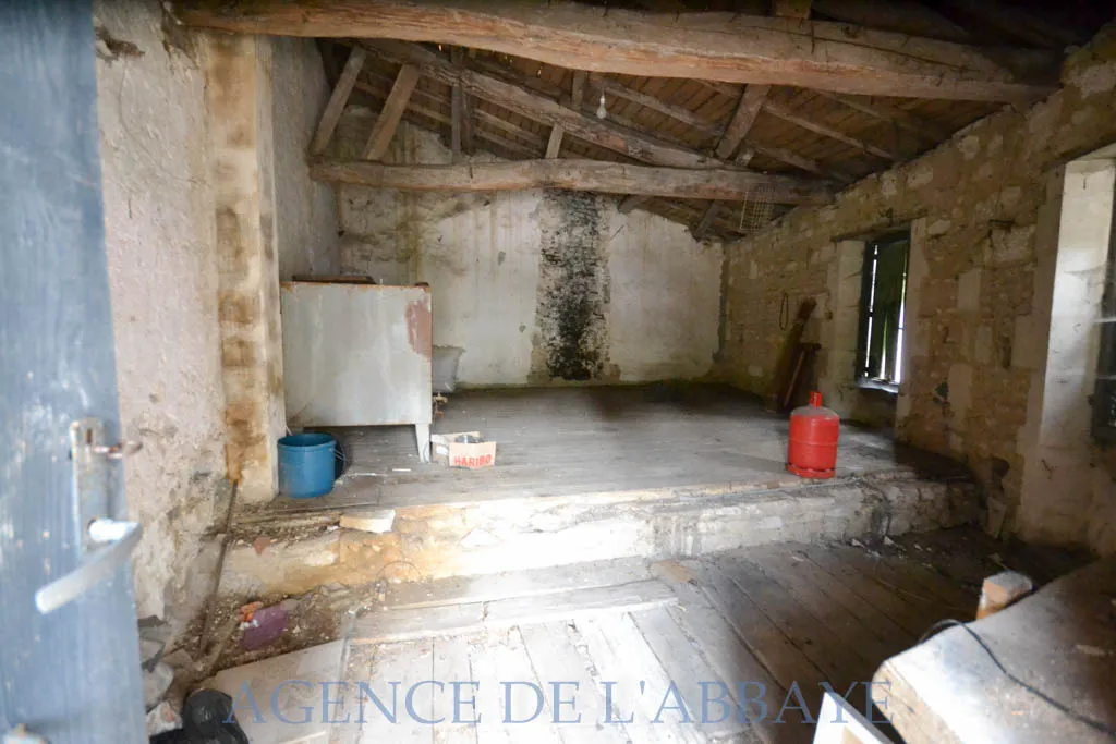 Maison de village à restaurer à St-Sauvant - 84 m² 