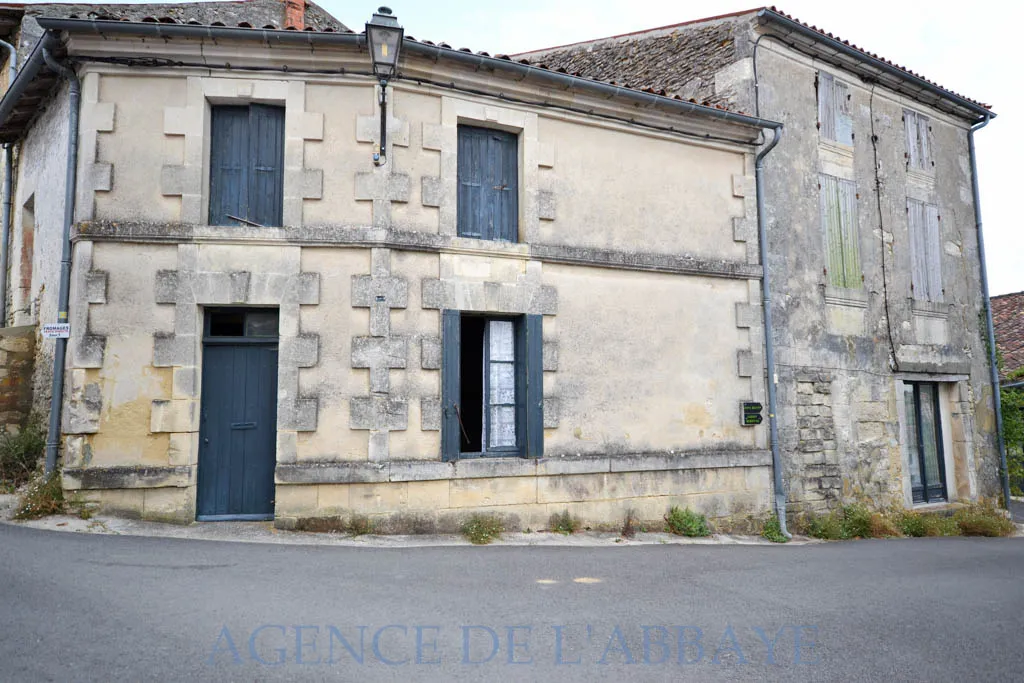 Maison de village à restaurer à St-Sauvant de 84 m² 