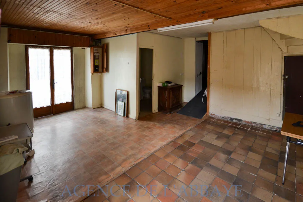 À vendre : Maison de village à rénover à Saint-Sauvant - 84 m² 