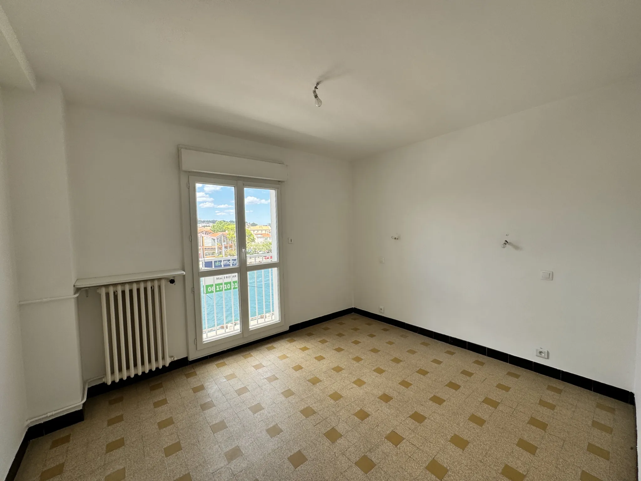 Appartement T4 à Martigues avec Balcons et Vue sur l'Étang 