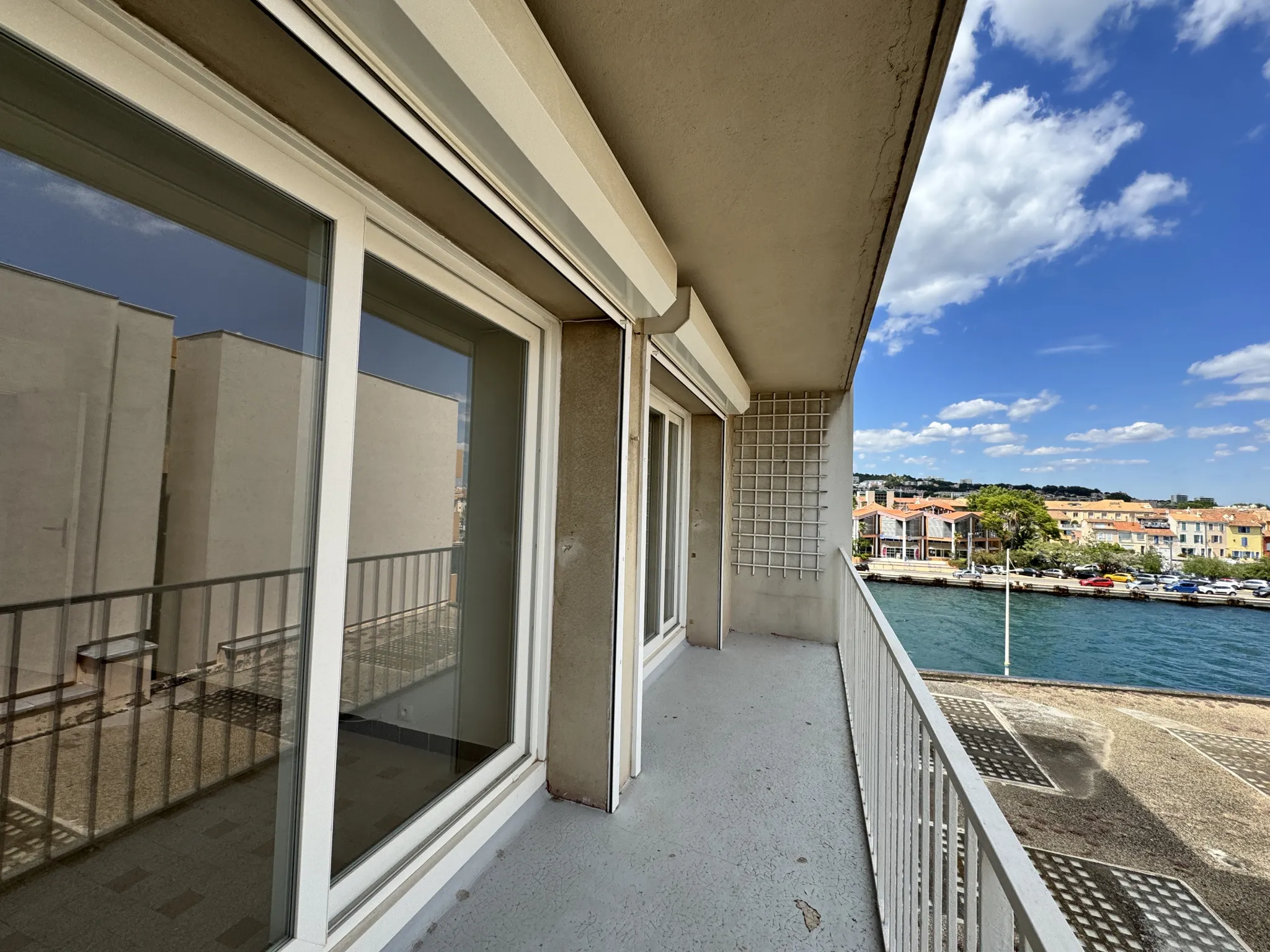 Appartement T4 à Martigues avec Balcons et Vue sur l'Étang 