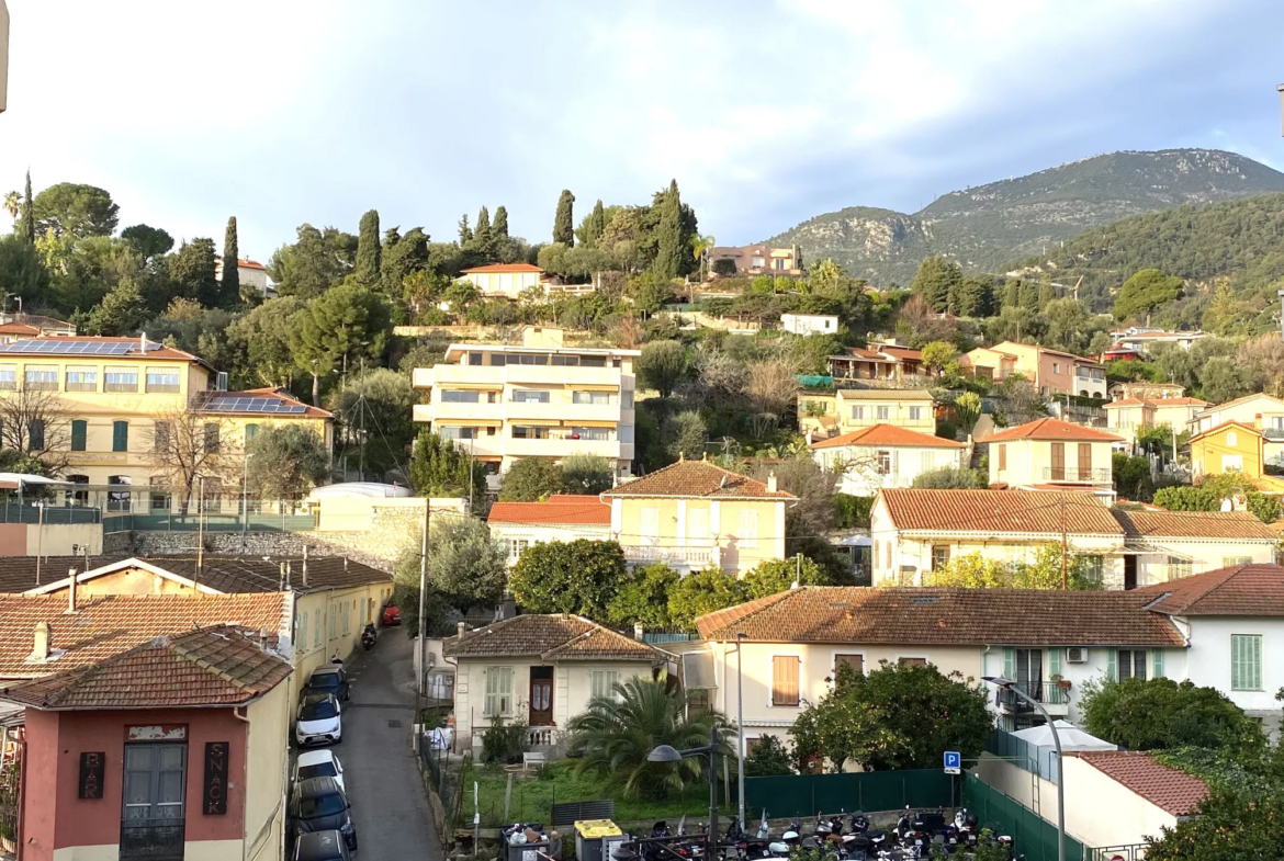 Bel appartement T2 à Carnoles, vue sur collines à vendre 