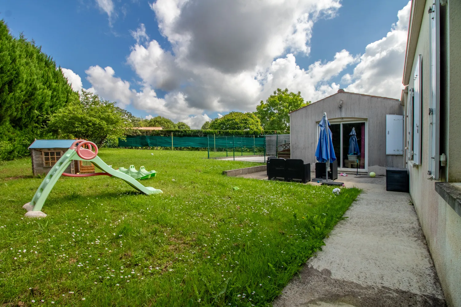 Maison plain-pied 5 chambres avec jardin à Taillebourg 