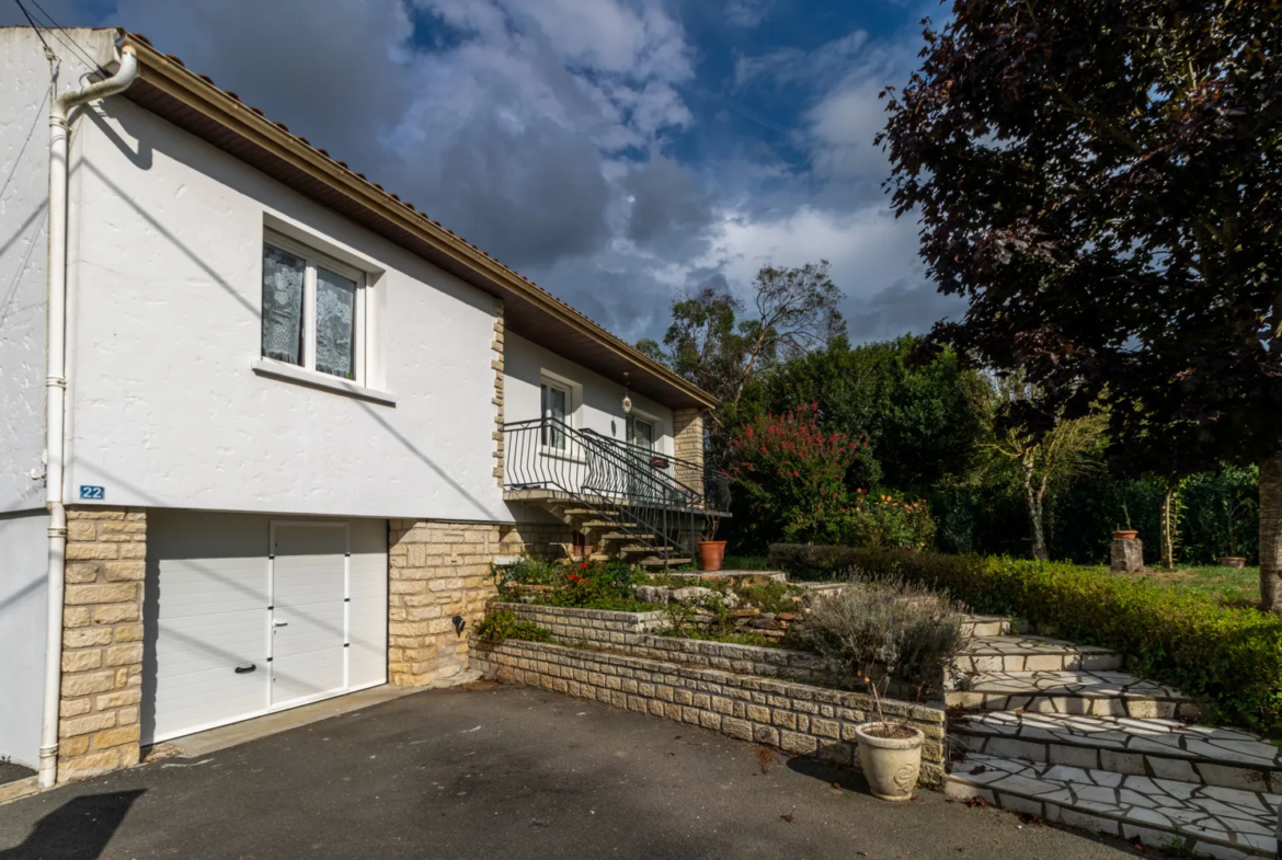 Maison spacieuse à Corme-Royal avec jardin et garage 