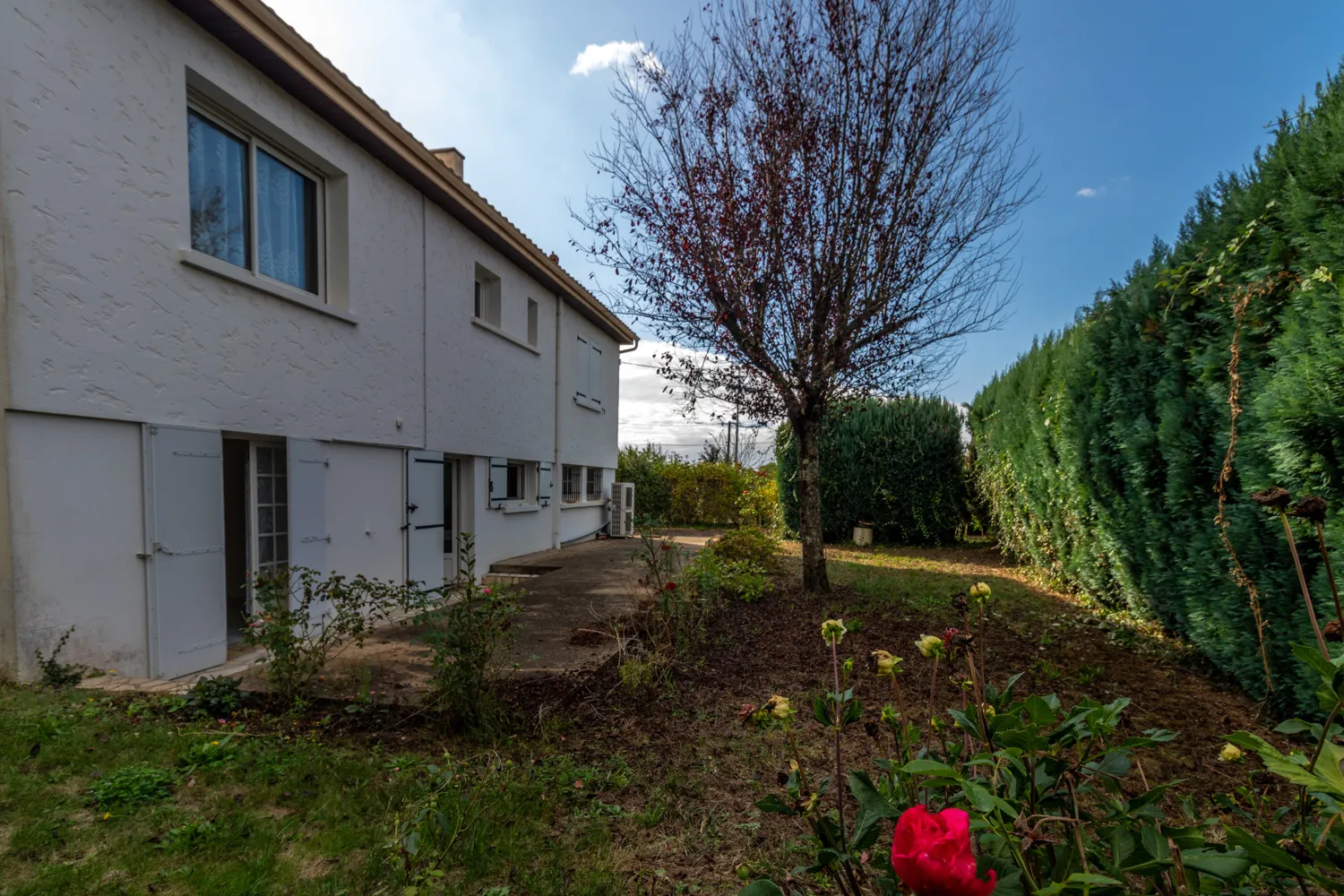 Maison spacieuse à Corme-Royal avec jardin et garage 