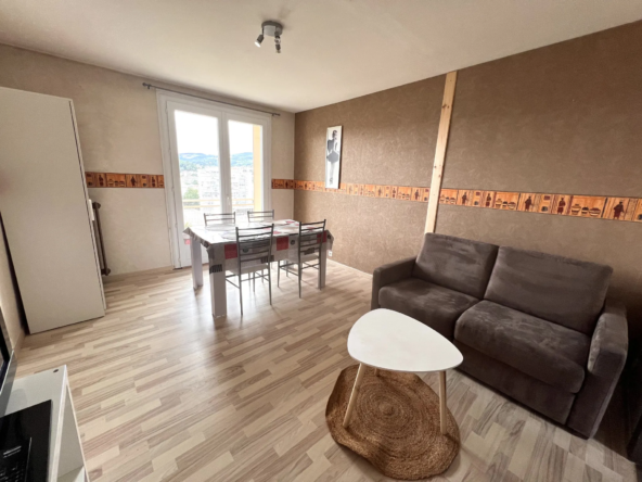 À vendre : appartement F3 à Saint-Étienne avec balcon et vue dégagée