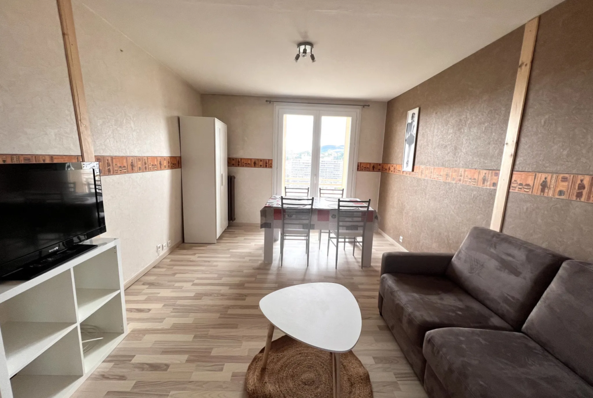 À vendre : appartement F3 à Saint-Étienne avec balcon et vue dégagée 