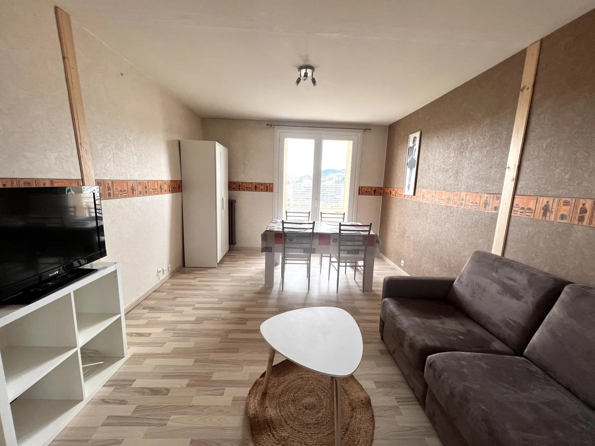 À vendre : appartement F3 à Saint-Étienne avec balcon et vue dégagée 