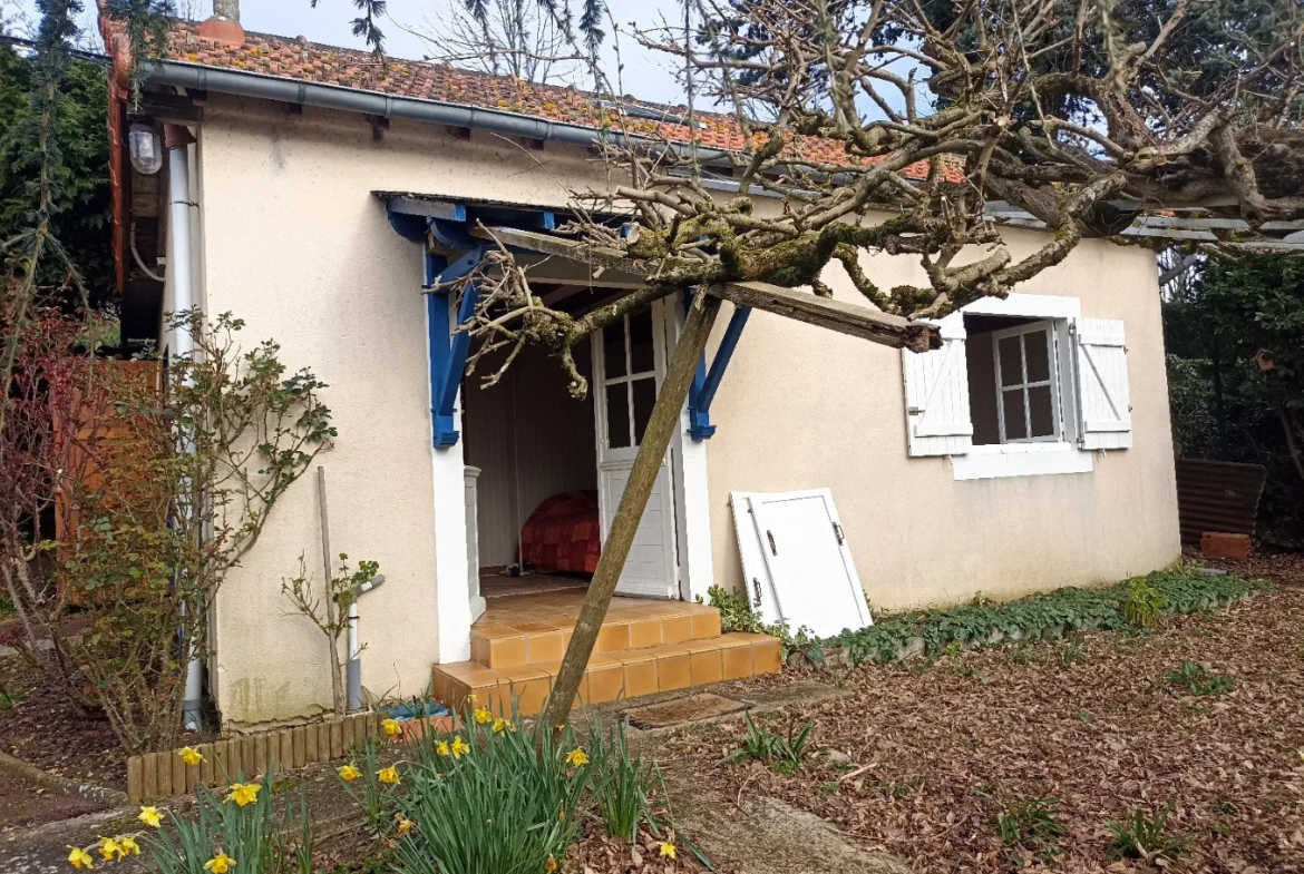 Pavillon à vendre avec jardin et maison annexe à Luche Pringé 