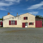 Charmante Maison en Pierres à St Jean de Beugné avec Véranda