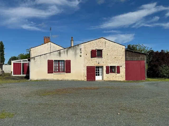 Charmante Maison en Pierres à St Jean de Beugné avec Véranda 