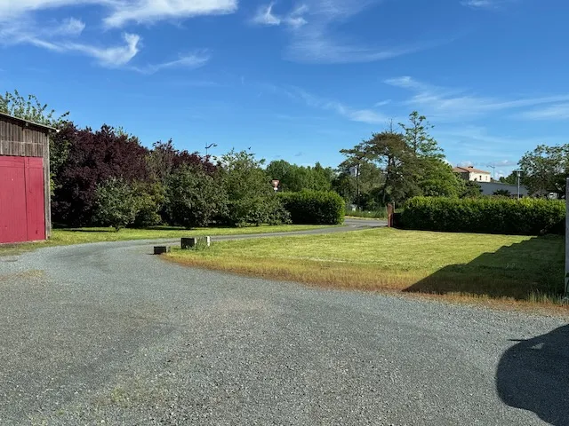 Charmante Maison en Pierres à St Jean de Beugné avec Véranda 