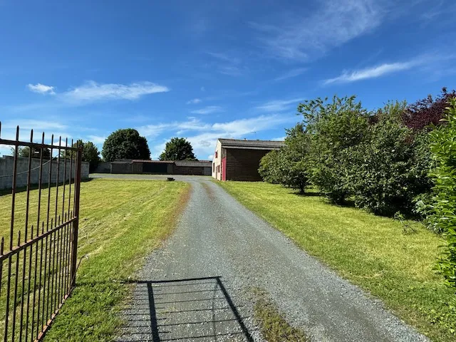 Charmante Maison en Pierres à St Jean de Beugné avec Véranda 